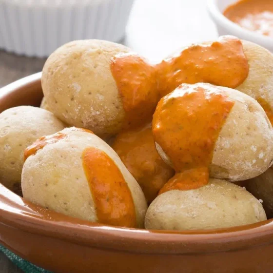 Papas arrugadas con mojo, guarnición tradicional canaria