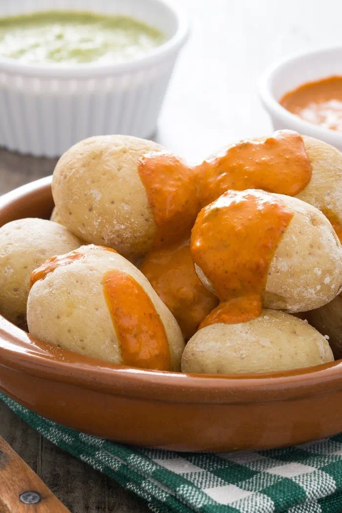 Papas arrugadas con mojo, guarnición tradicional canaria