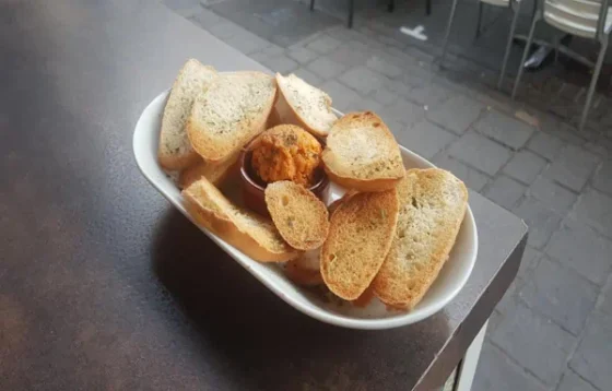 Almogrote, paté canario elaborado con queso curado, aceite, ajo y pimienta
