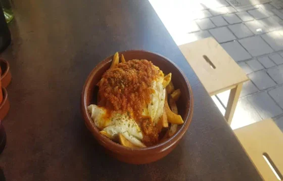 Huevos estrellados con papas fritas