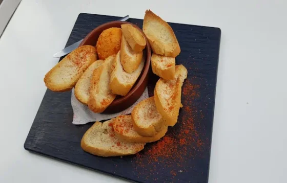 Almogrote, paté canario elaborado con queso curado, aceite, ajo y pimienta