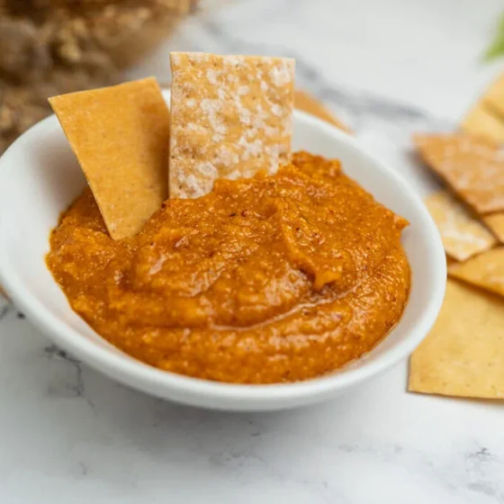 Almogrote, paté canario elaborado con queso curado, aceite, ajo y pimienta