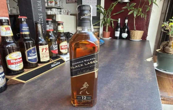 Botella de whisky Johnnie Walker Black Label