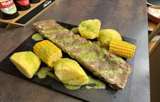 Costilla de cerdo con papas, guiso canario