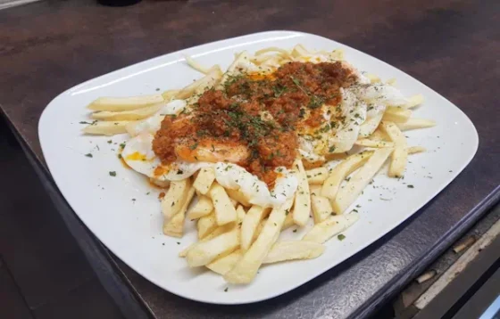 Huevos estrellados con papas fritas