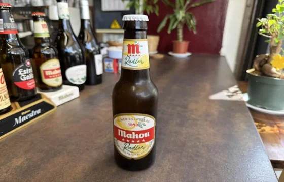 Botellín de cerveza Mahou Radler con limón