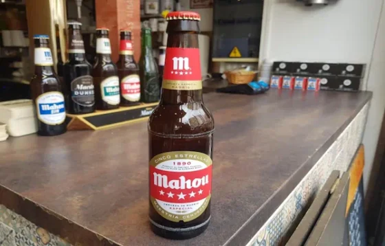 Botellín de cerveza Mahou Cinco Estrellas