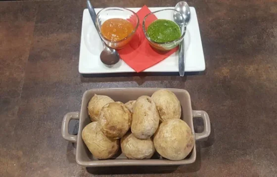 Papas arrugadas con mojo, guarnición tradicional canaria