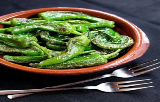 Pimientos de Padrón fritos con sal gruesa