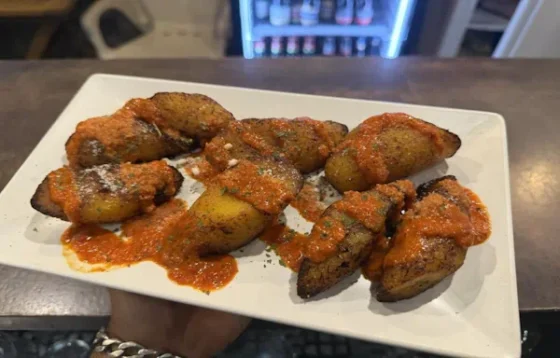 Plátanos fritos servidos con mojo