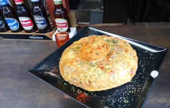 Tortilla gomera con almogrote y miel de palma