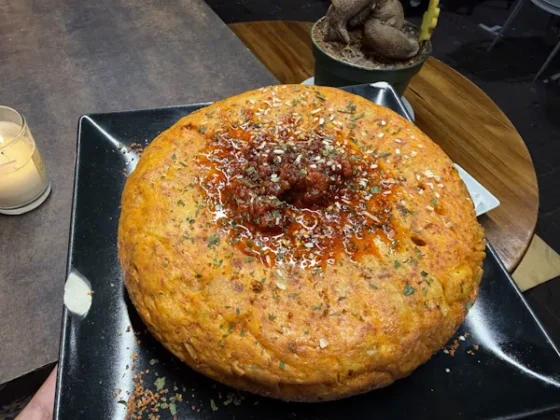 Tortilla volcánica con mojo picón