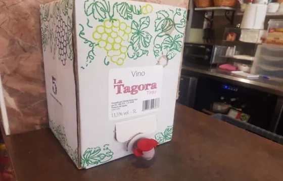 Copa de vino tinto del país
